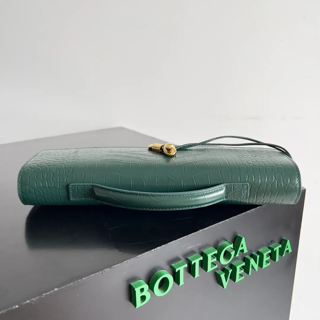 Batch 1420 Bottega Veneta Fall in love with Andiamo at first sight, new design, natural Nile rare leather crocodile pattern complex handbag, a model handbag for women, no need for color cover, no emotional camouflage, immersive depth and excitement, the classic element KNOT knot is inspired, modernist aesthetics and jewelry field craftsmanship reinterpret the knot element, bringing a clutch full of modern texture and elegant and quiet lady spirit. Style number: 741511 Size: 31*13*3cm